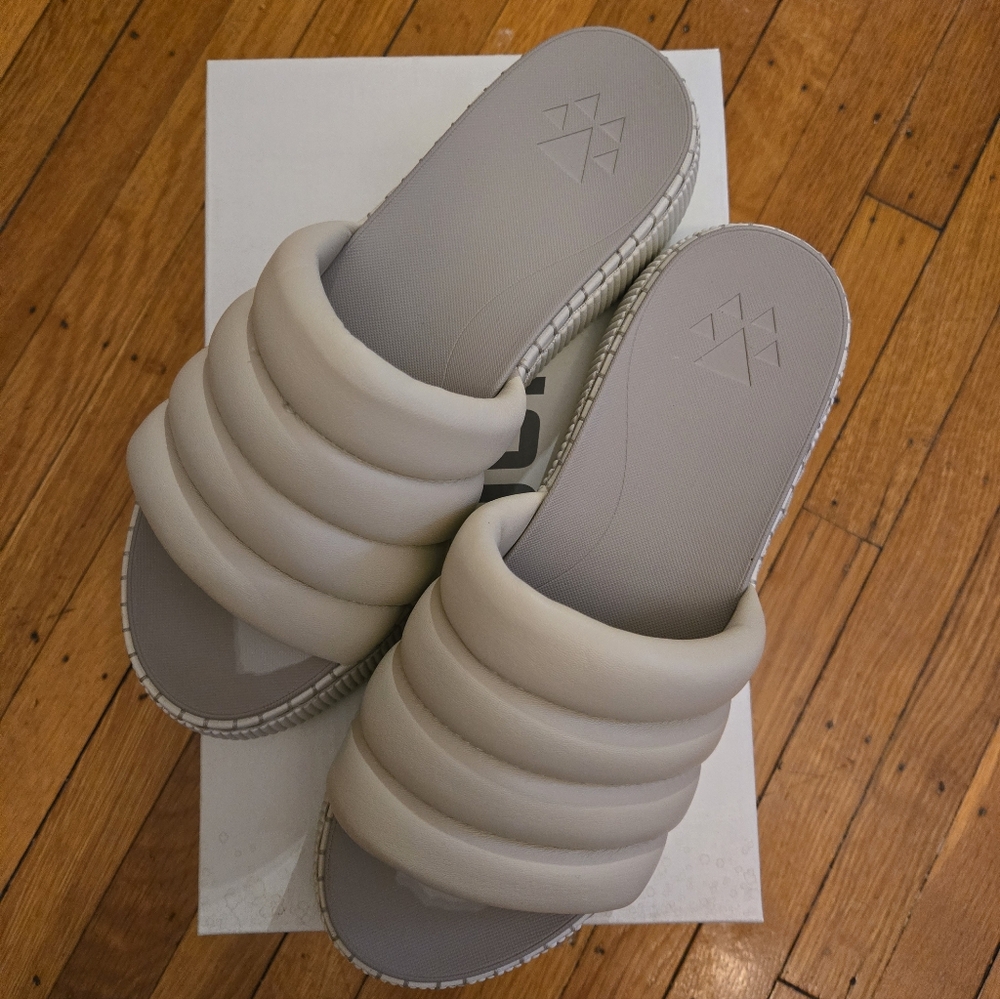 NWT Cougar Sandals